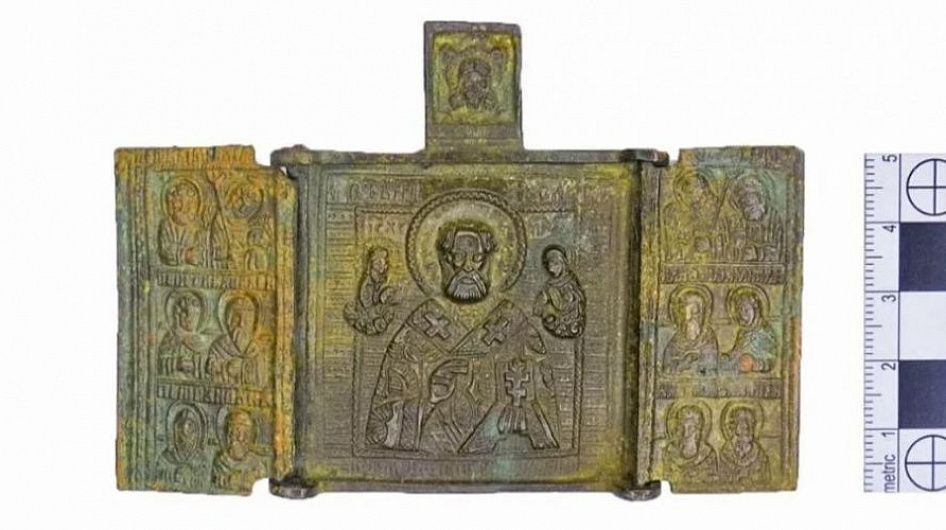 В ходе раскопок в центре Москвы нашли бронзовую икону-складень XVIII века